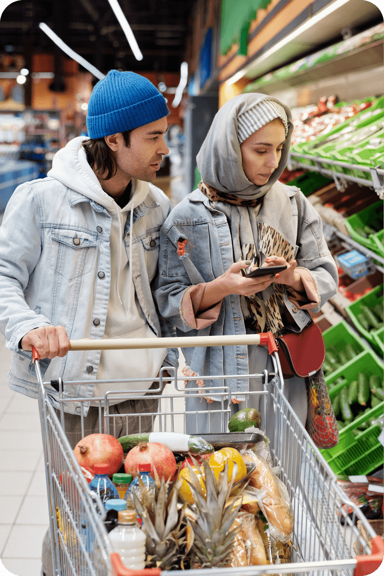 Casal fazendo as compras no mercado